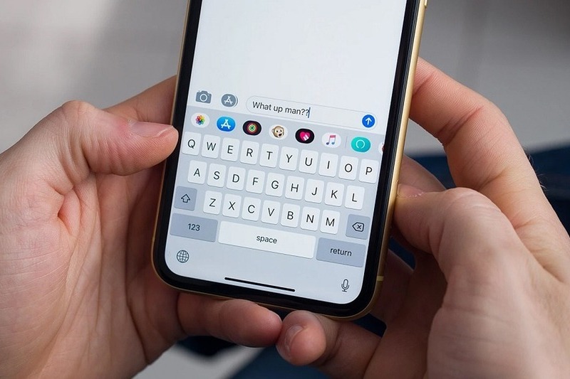 menulis-pesan-di-smarphone